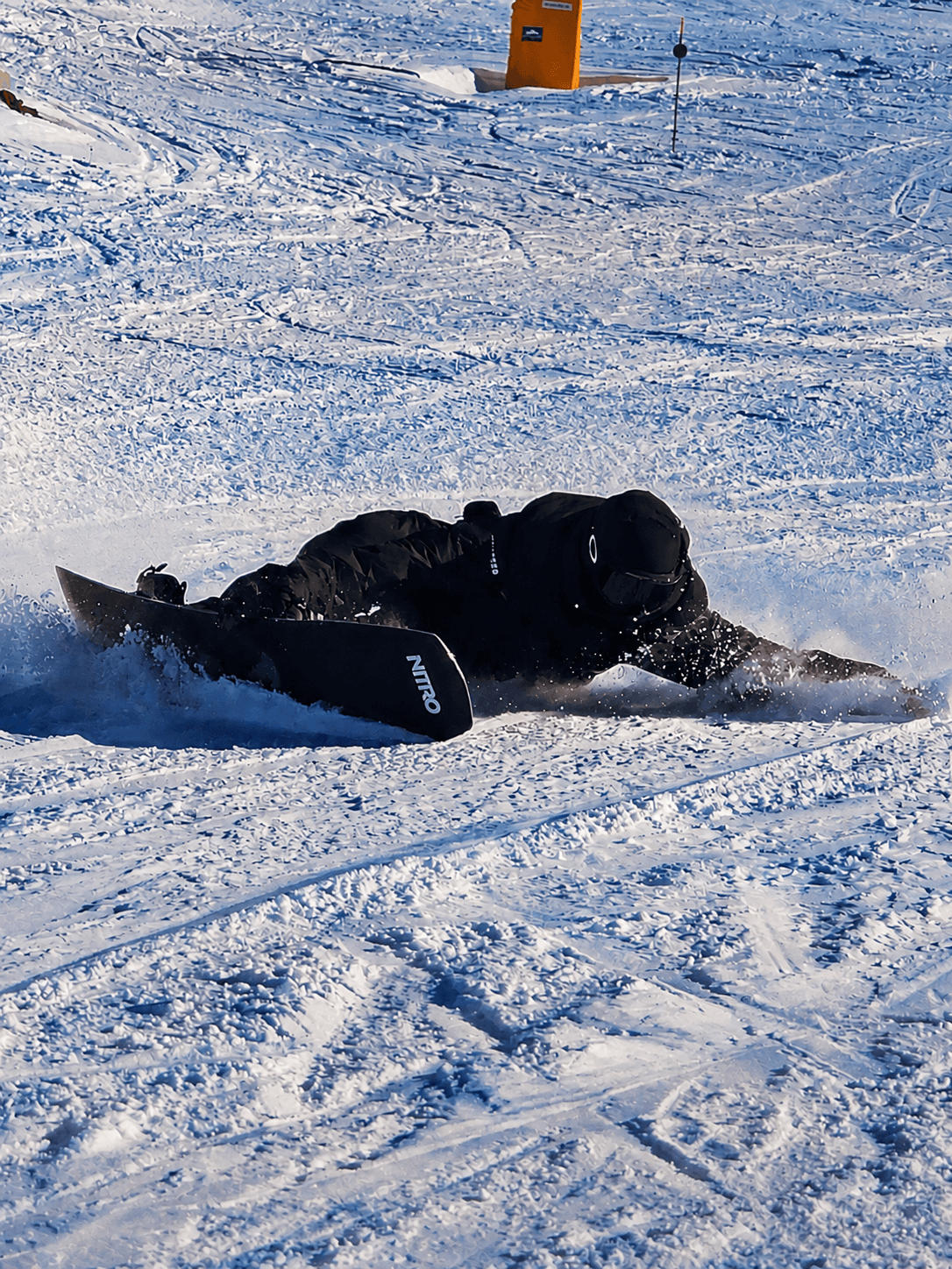Alumno haciendo un giro tallado sobre la nieve